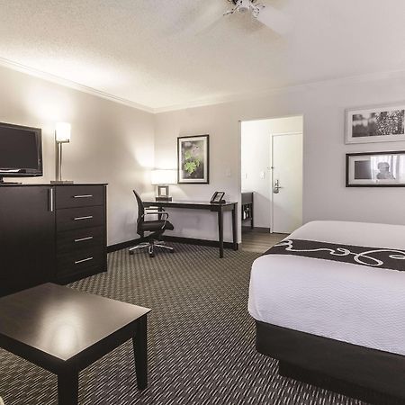La Quinta By Wyndham Cleveland - Airport North Hotel Екстериор снимка