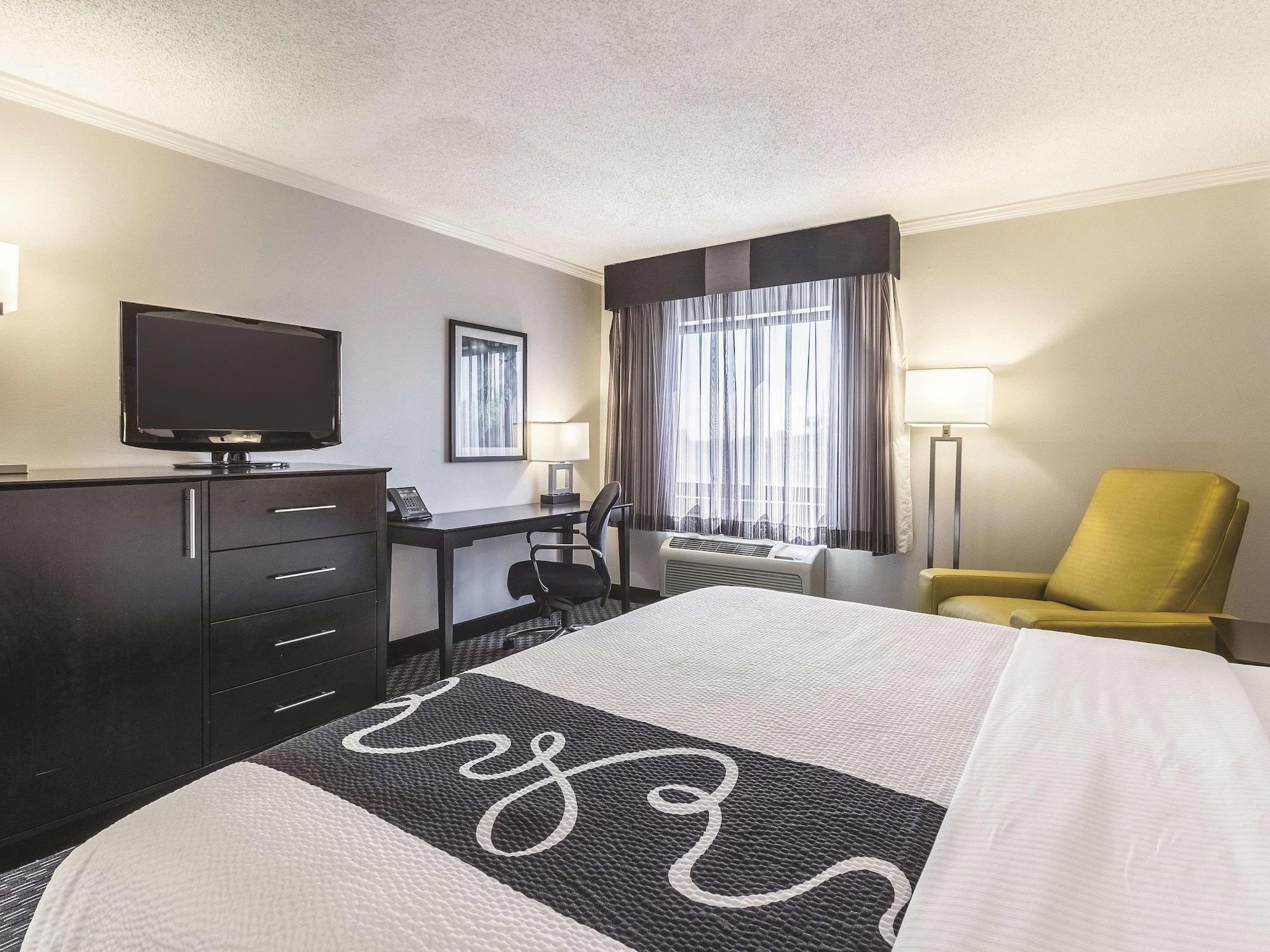 La Quinta By Wyndham Cleveland - Airport North Hotel Екстериор снимка