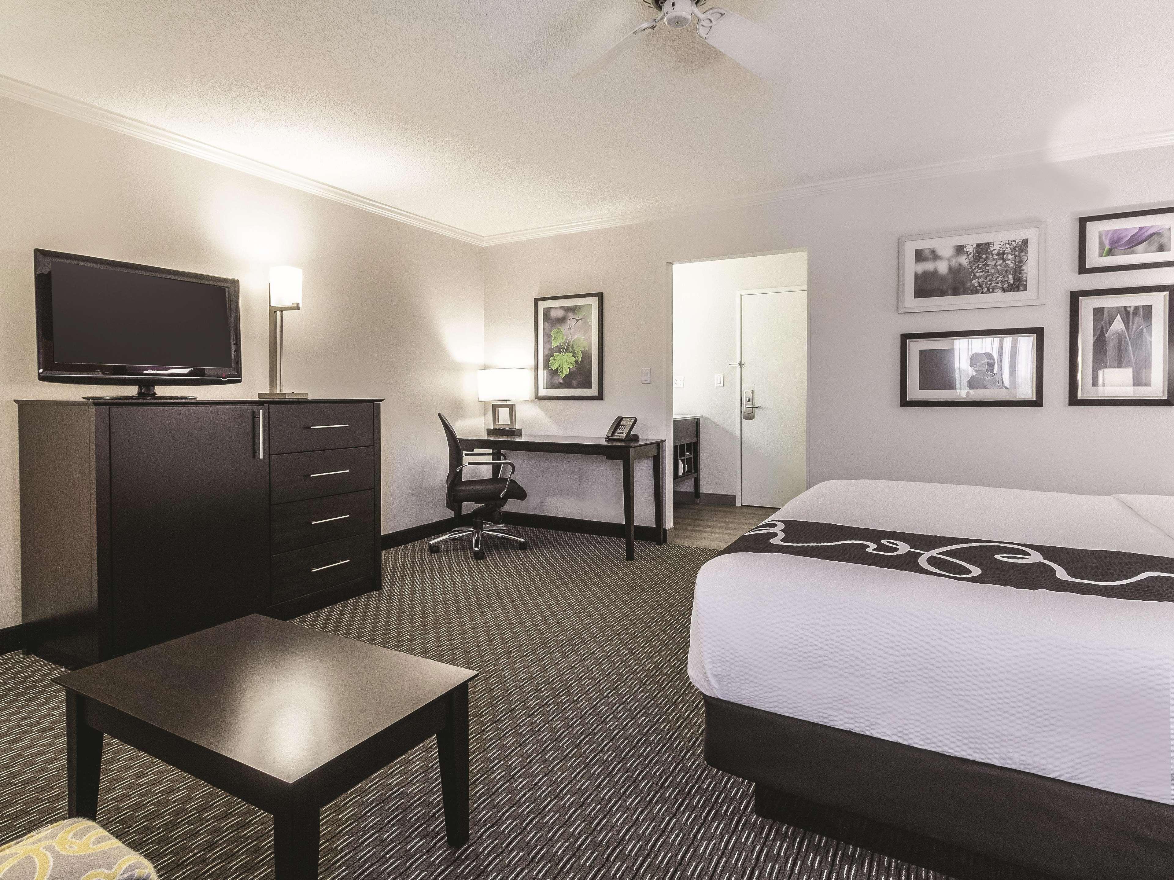 La Quinta By Wyndham Cleveland - Airport North Hotel Екстериор снимка
