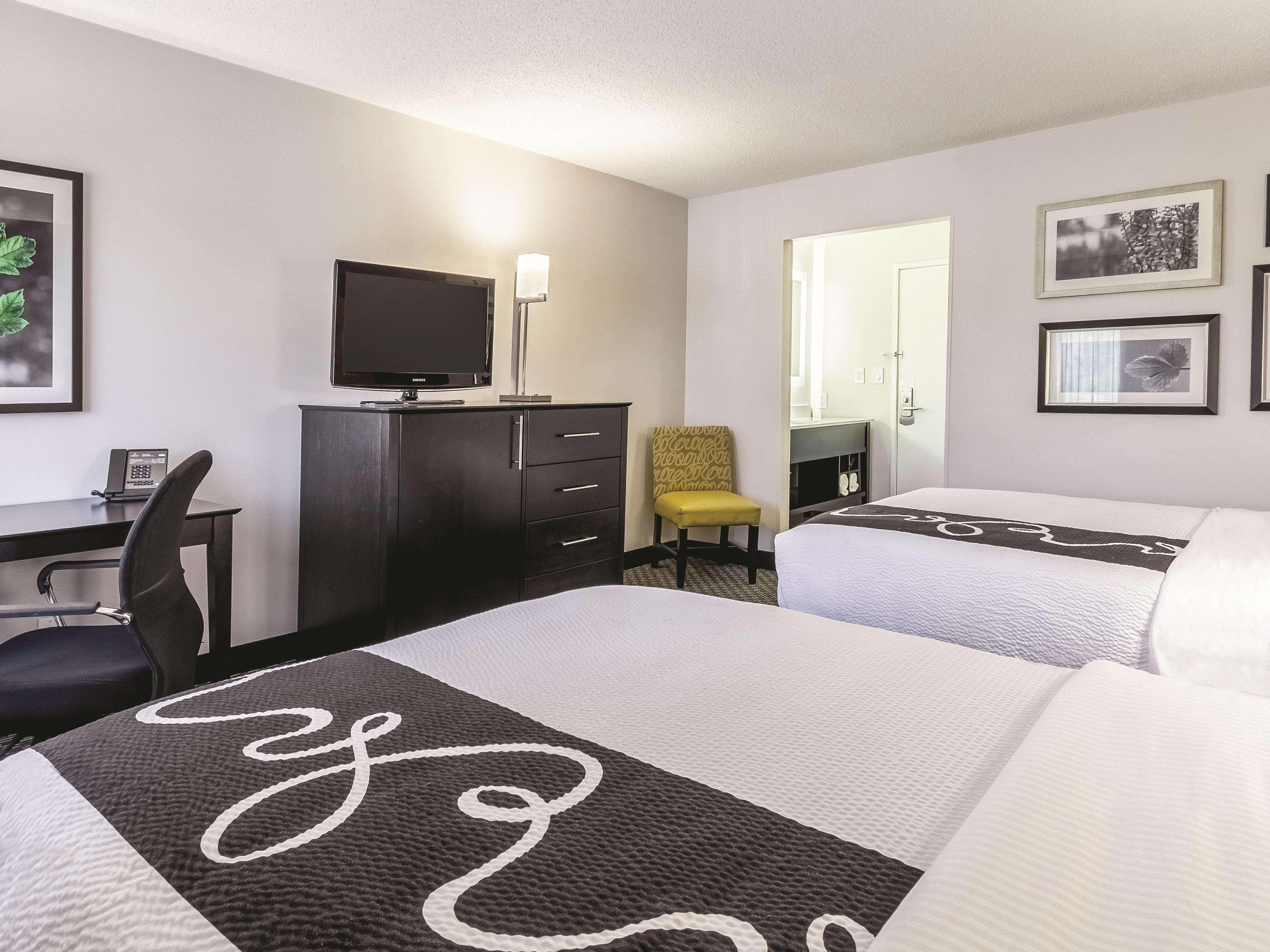La Quinta By Wyndham Cleveland - Airport North Hotel Екстериор снимка