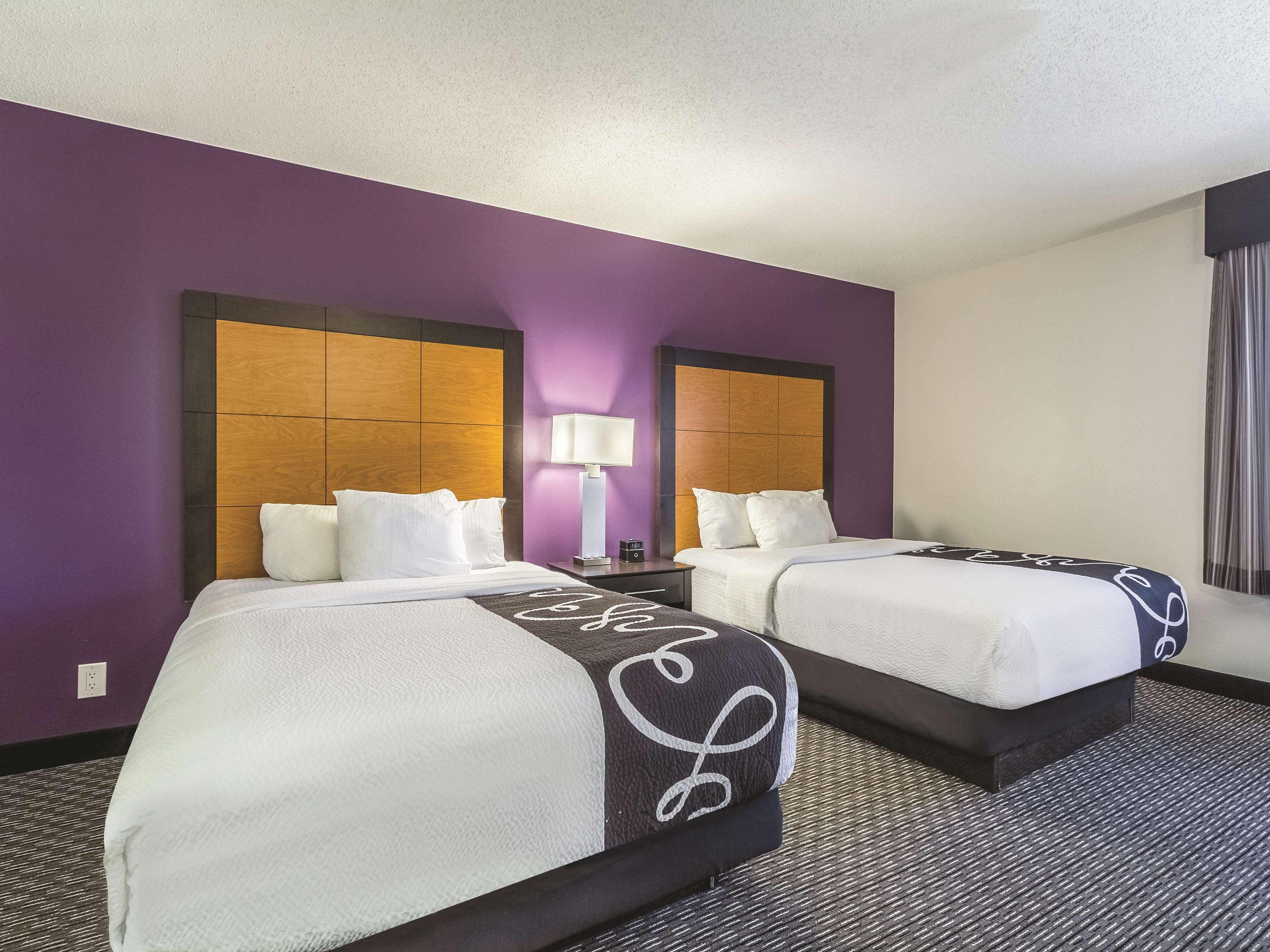 La Quinta By Wyndham Cleveland - Airport North Hotel Екстериор снимка