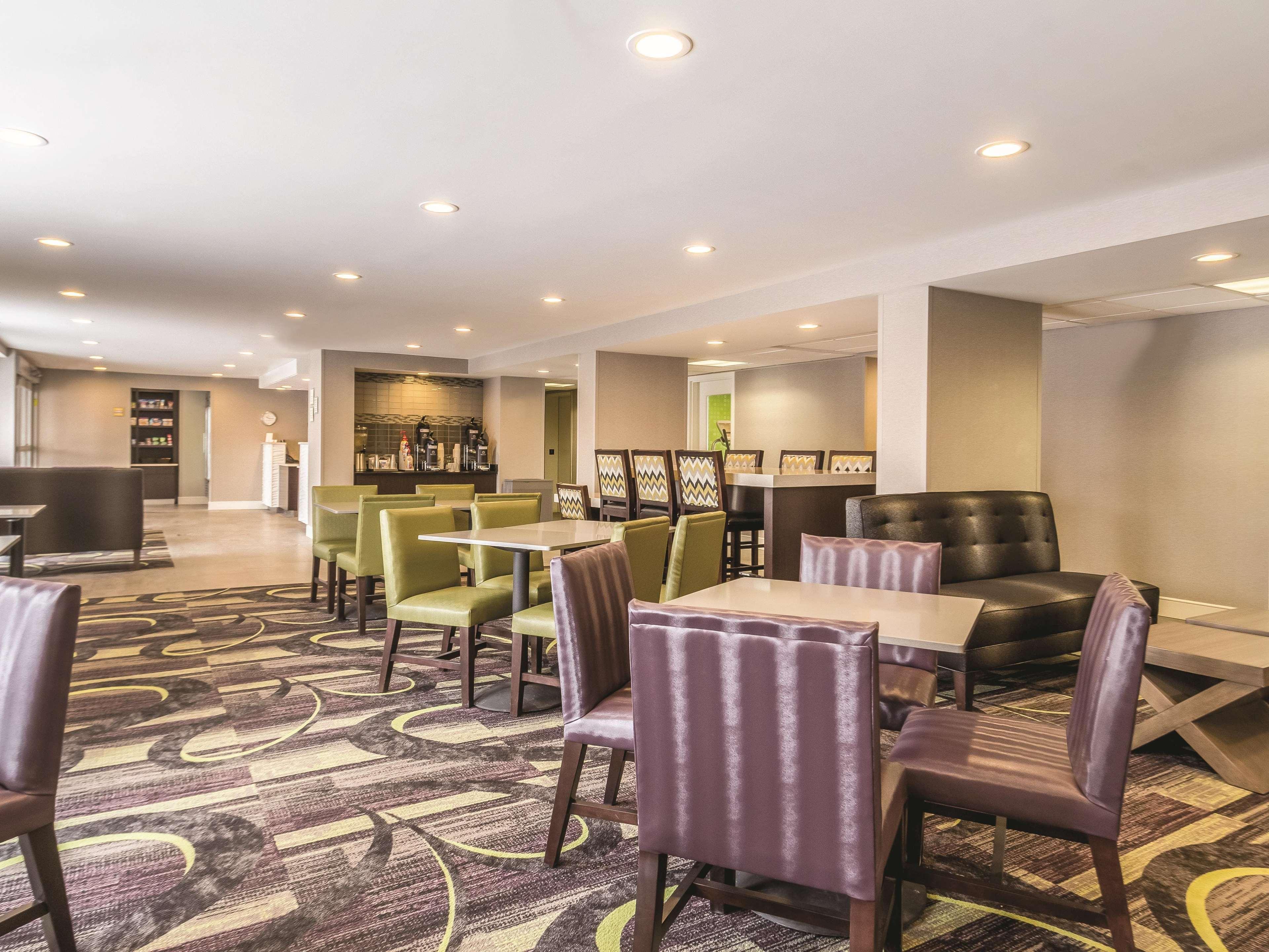 La Quinta By Wyndham Cleveland - Airport North Hotel Екстериор снимка