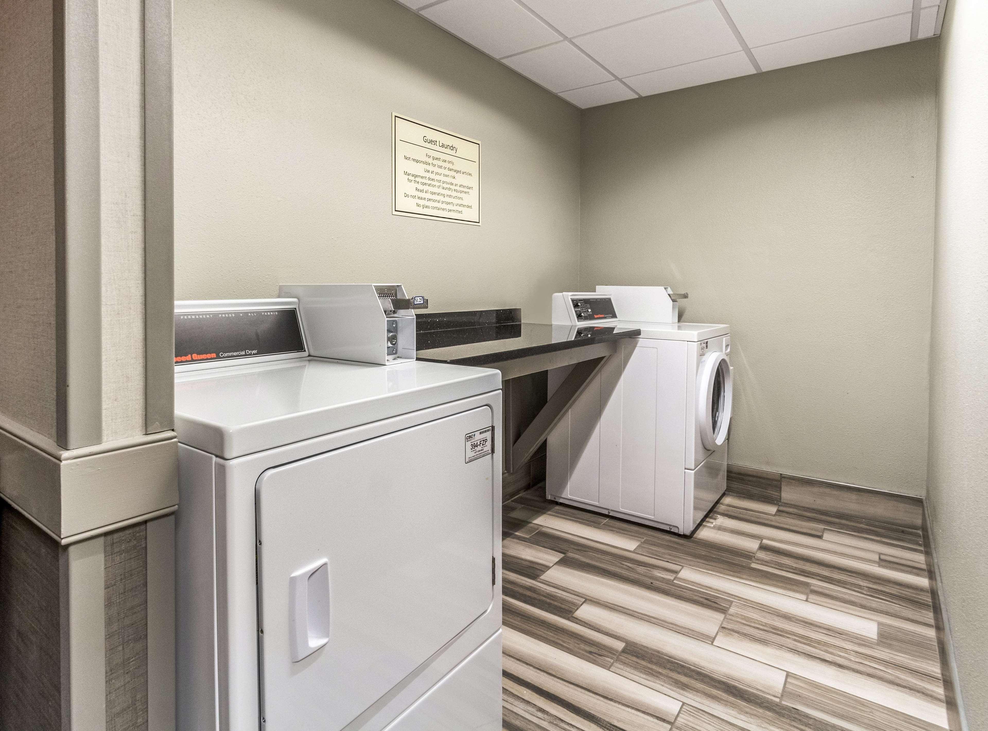 La Quinta By Wyndham Cleveland - Airport North Hotel Екстериор снимка