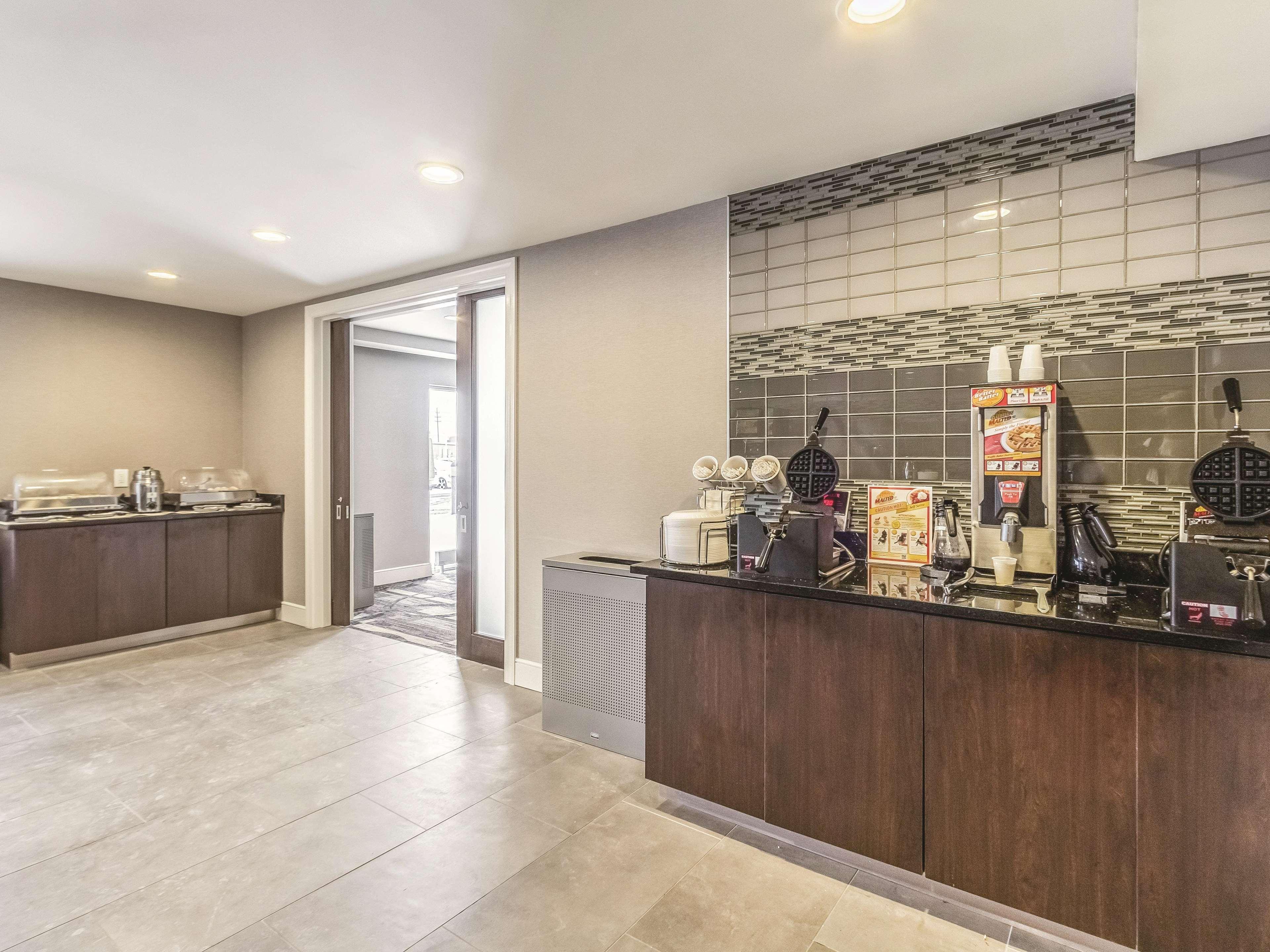 La Quinta By Wyndham Cleveland - Airport North Hotel Екстериор снимка