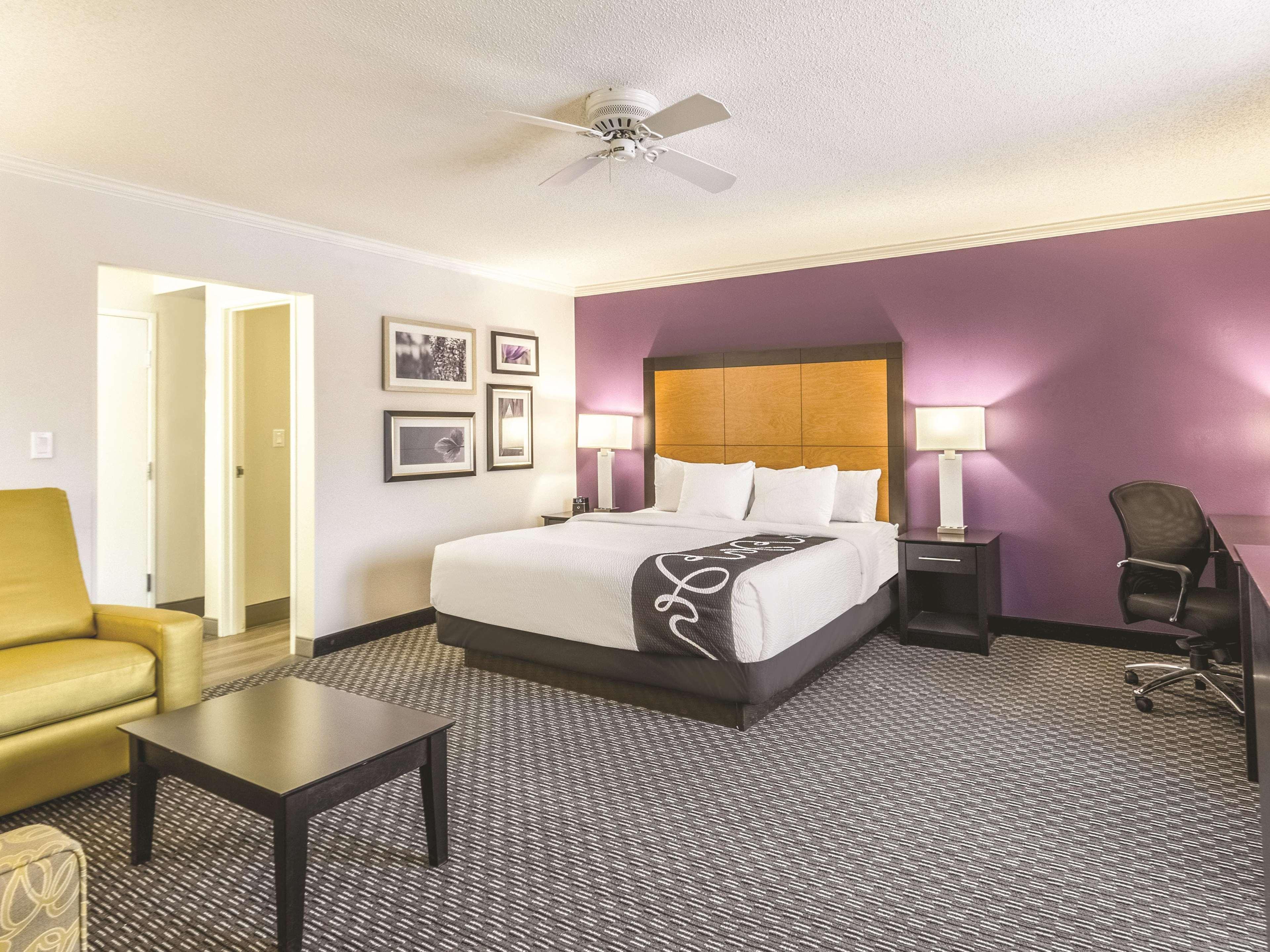 La Quinta By Wyndham Cleveland - Airport North Hotel Екстериор снимка