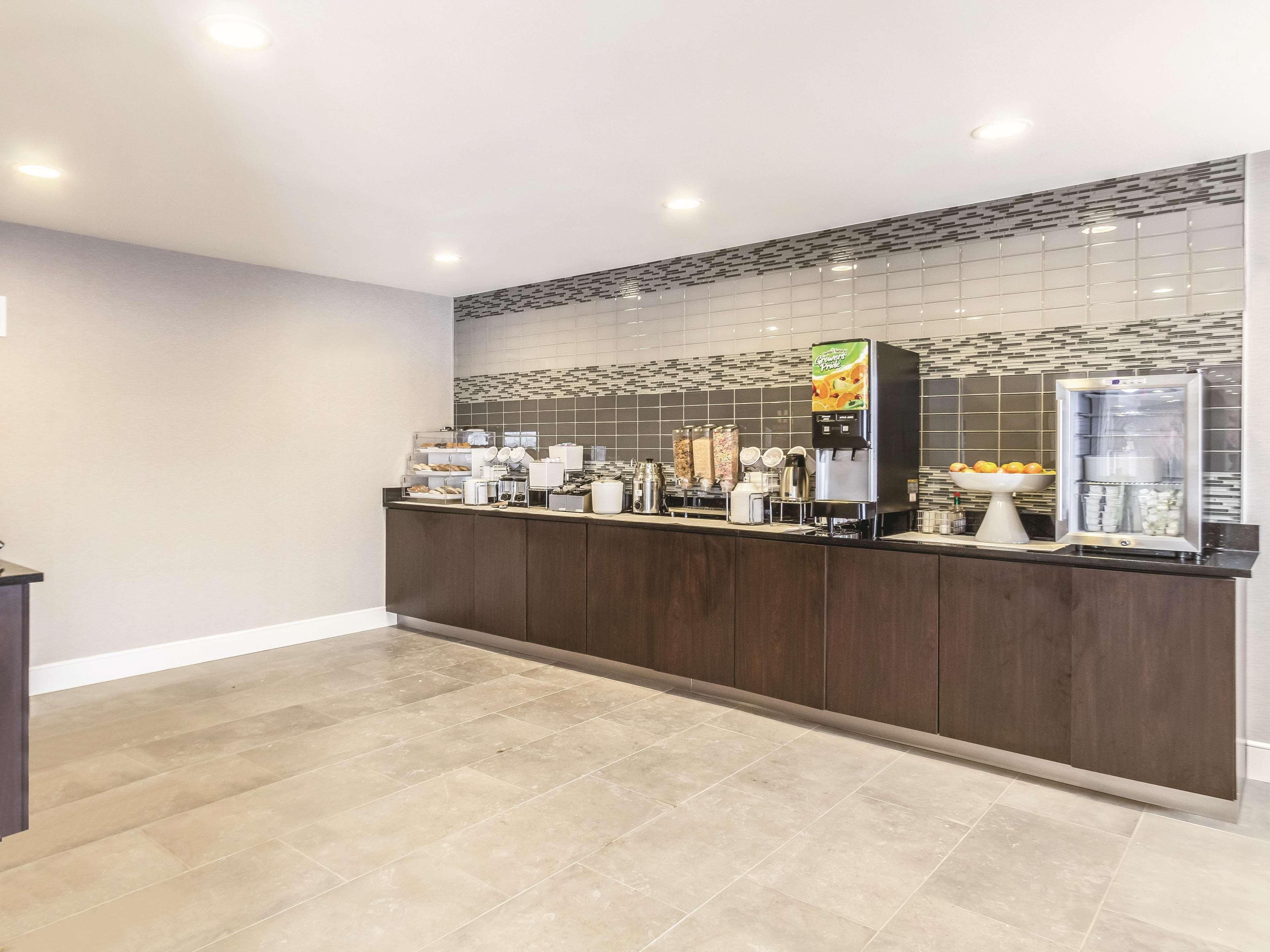 La Quinta By Wyndham Cleveland - Airport North Hotel Екстериор снимка