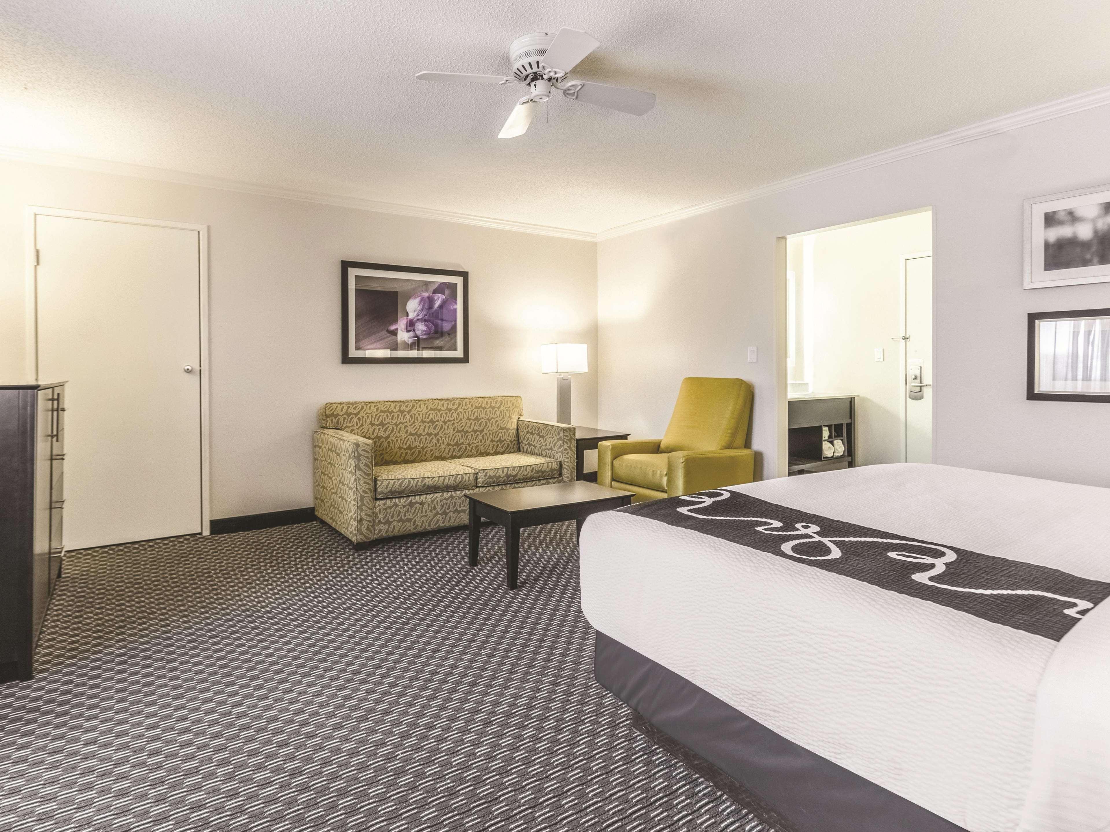 La Quinta By Wyndham Cleveland - Airport North Hotel Екстериор снимка