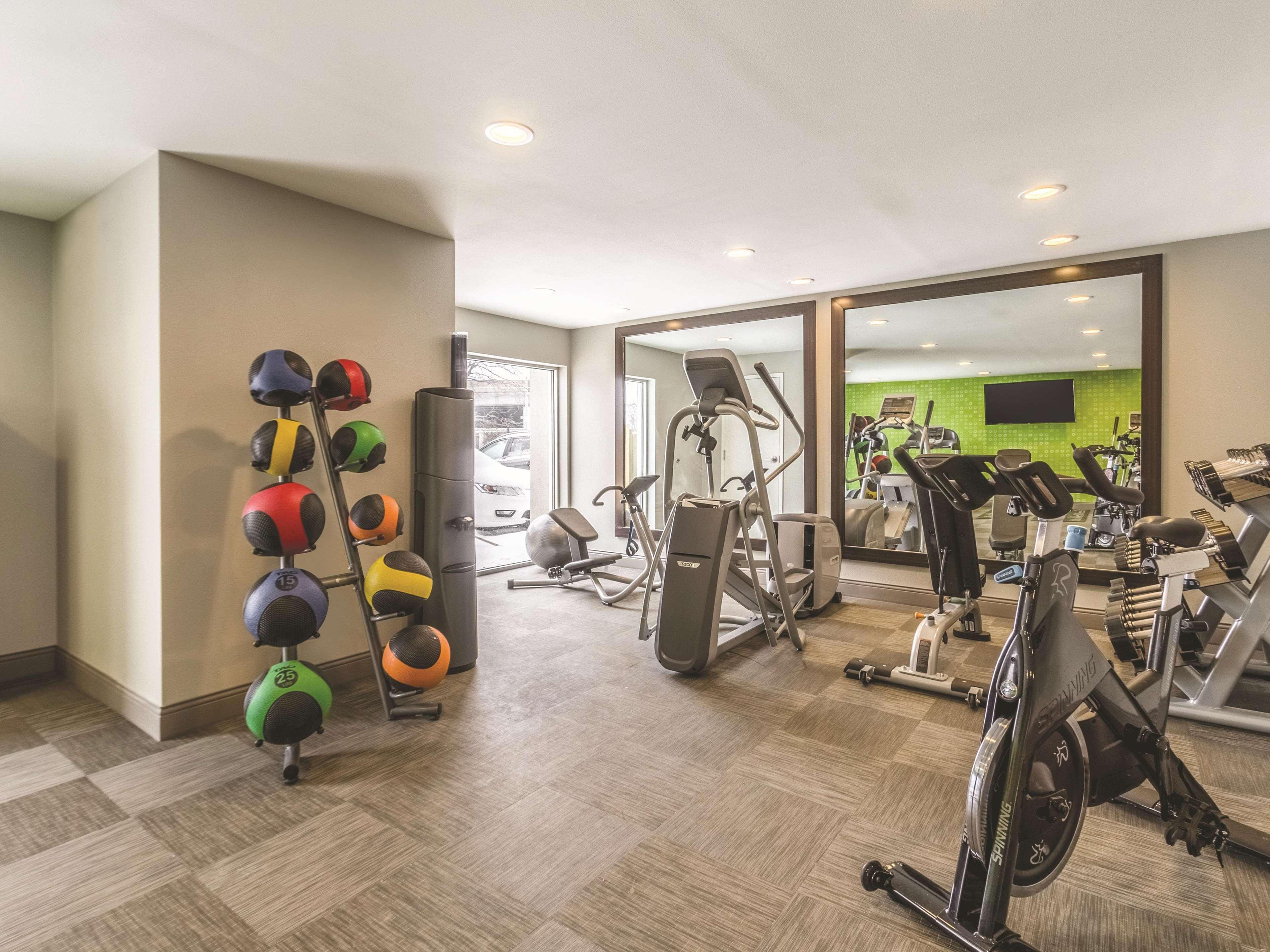 La Quinta By Wyndham Cleveland - Airport North Hotel Екстериор снимка