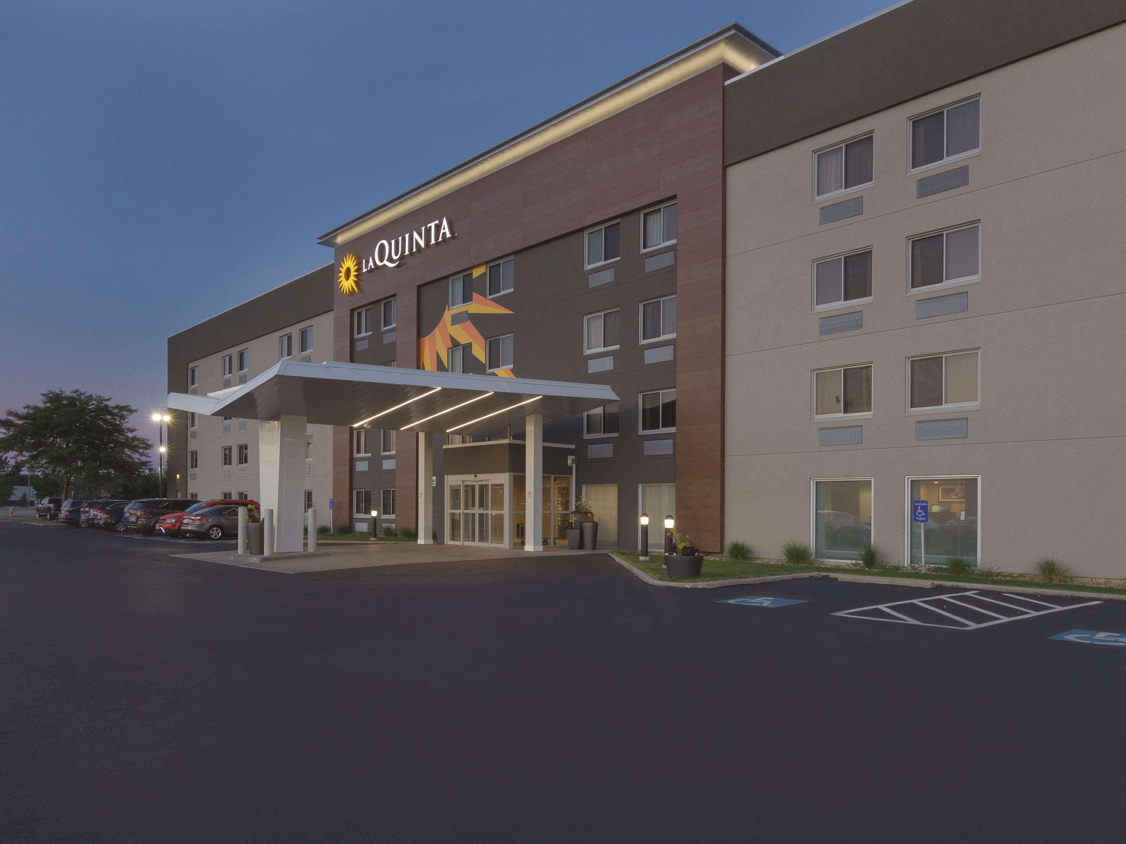 La Quinta By Wyndham Cleveland - Airport North Hotel Екстериор снимка