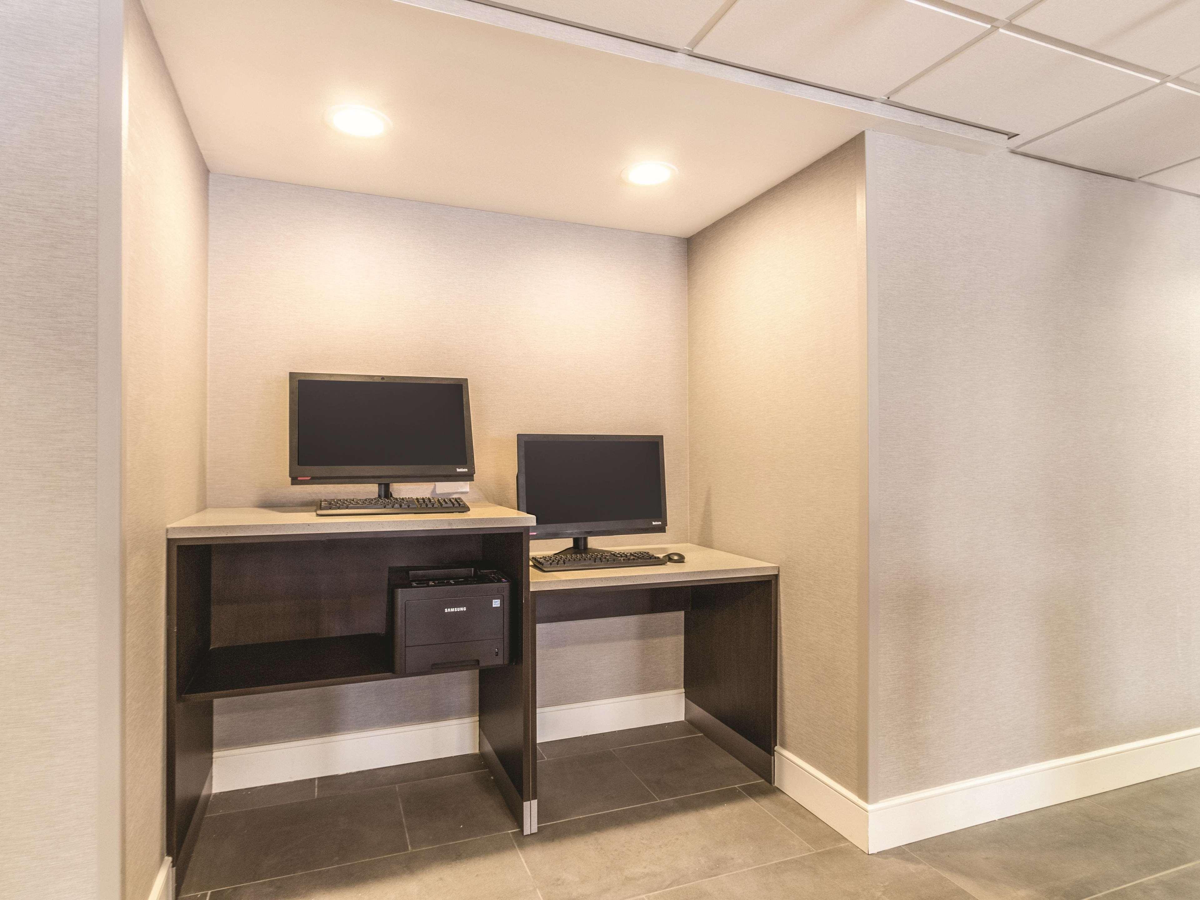 La Quinta By Wyndham Cleveland - Airport North Hotel Екстериор снимка