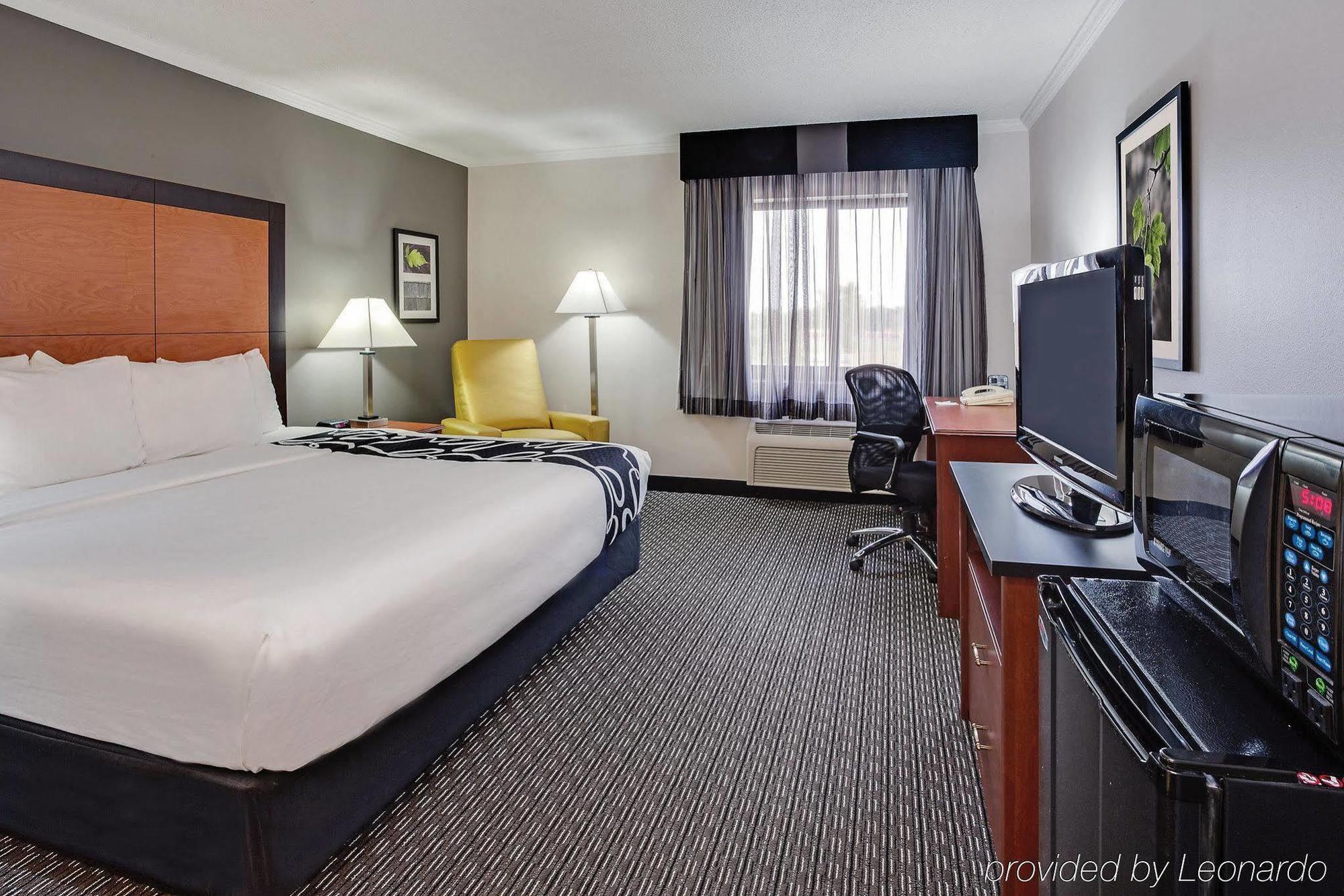 La Quinta By Wyndham Cleveland - Airport North Hotel Екстериор снимка