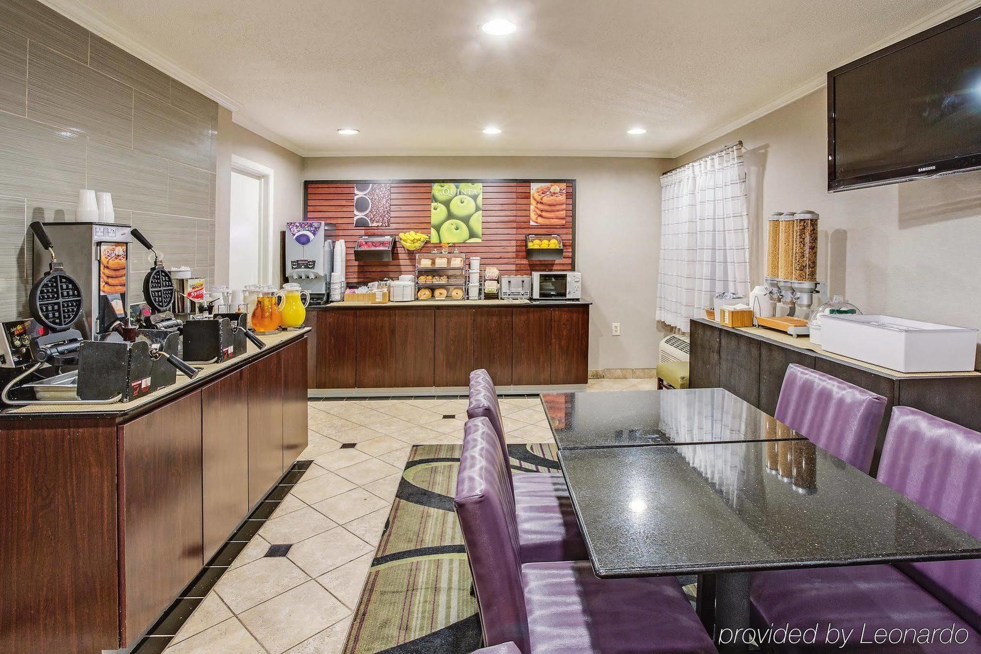 La Quinta By Wyndham Cleveland - Airport North Hotel Екстериор снимка