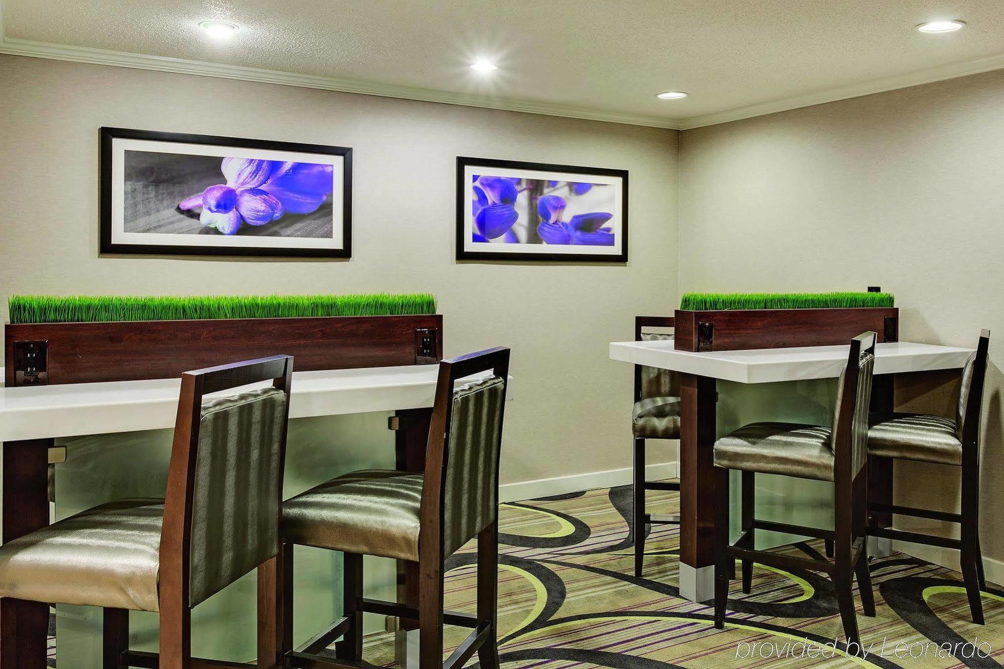 La Quinta By Wyndham Cleveland - Airport North Hotel Екстериор снимка