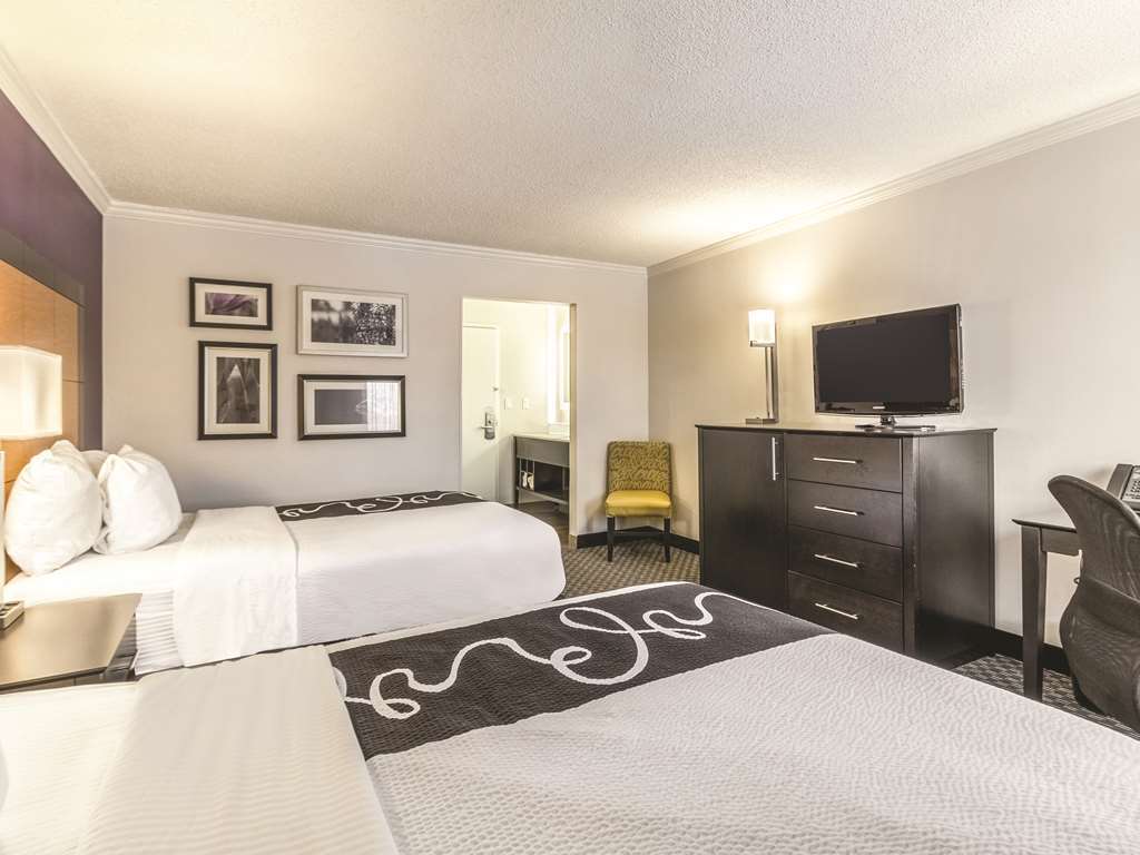 La Quinta By Wyndham Cleveland - Airport North Hotel Стая снимка