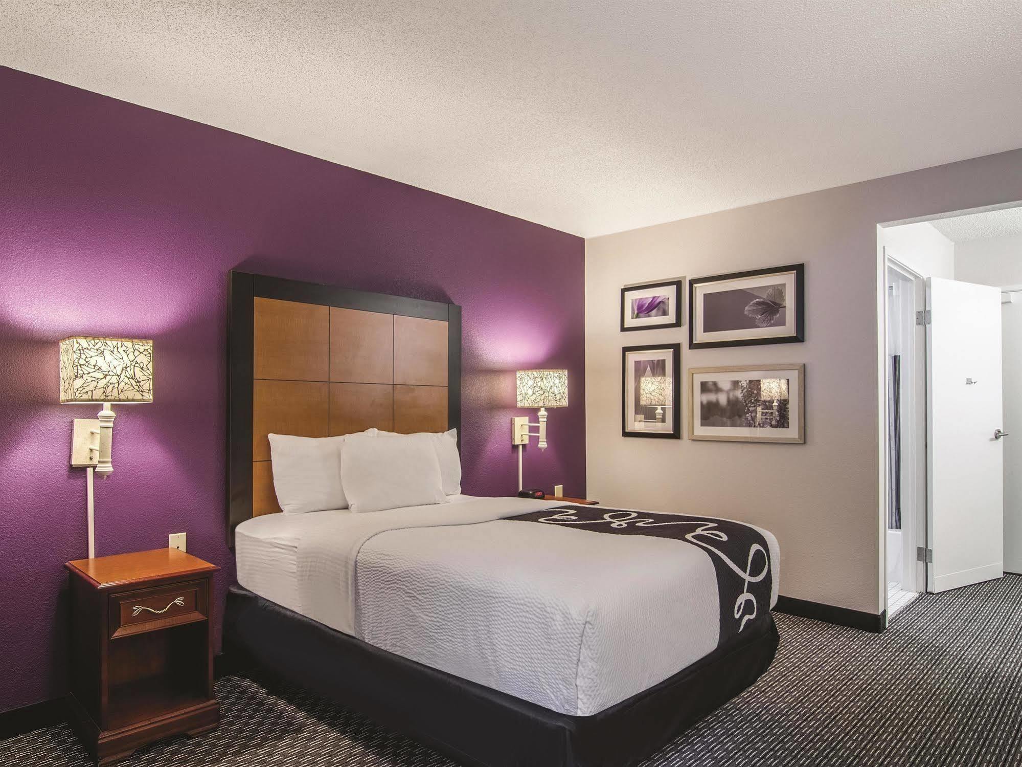 La Quinta By Wyndham Cleveland - Airport North Hotel Екстериор снимка