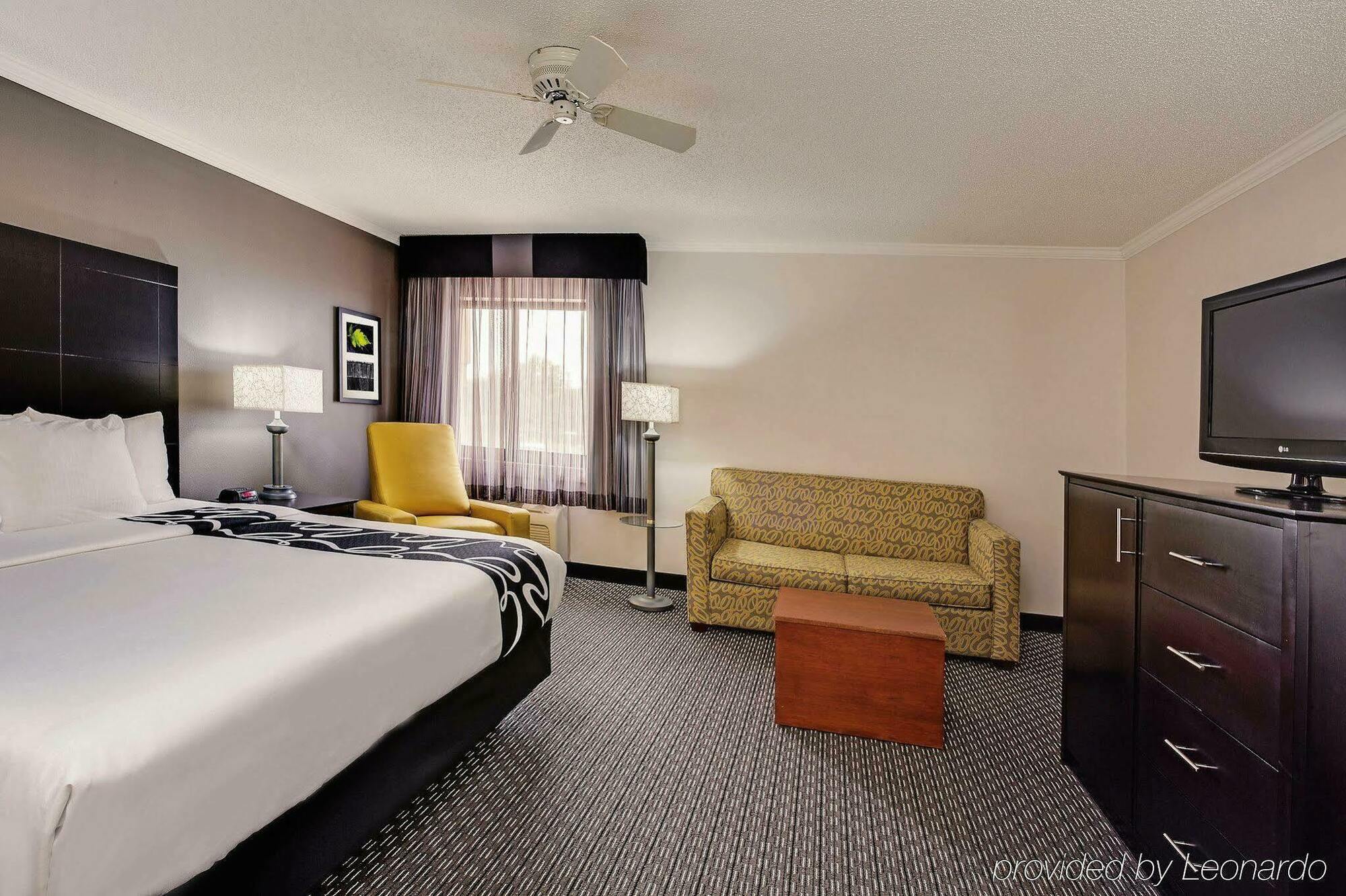 La Quinta By Wyndham Cleveland - Airport North Hotel Екстериор снимка