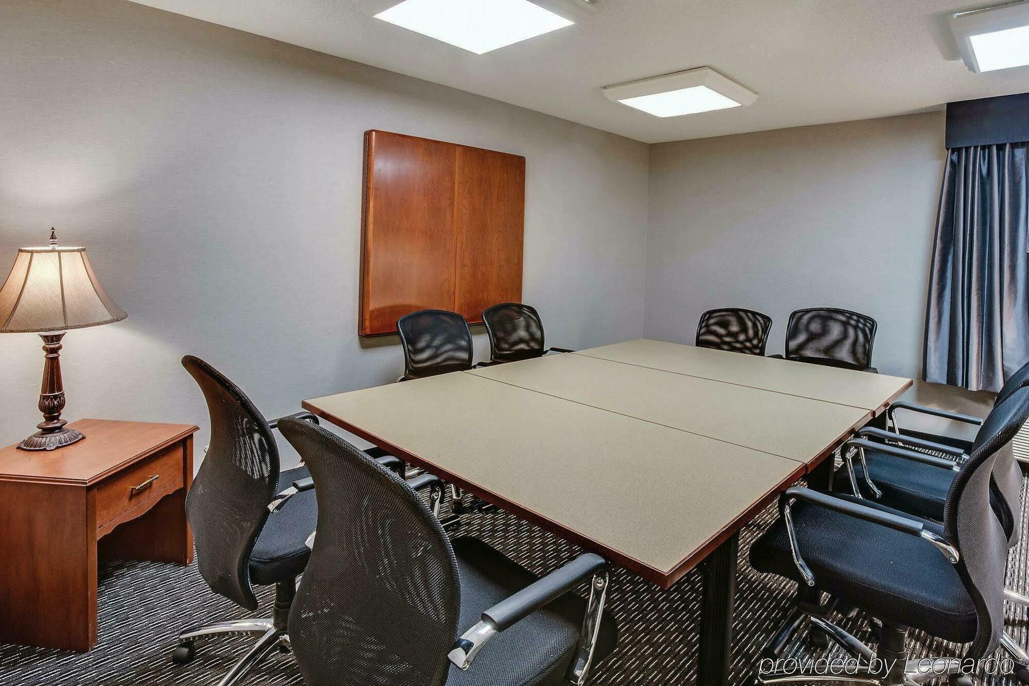 La Quinta By Wyndham Cleveland - Airport North Hotel Екстериор снимка