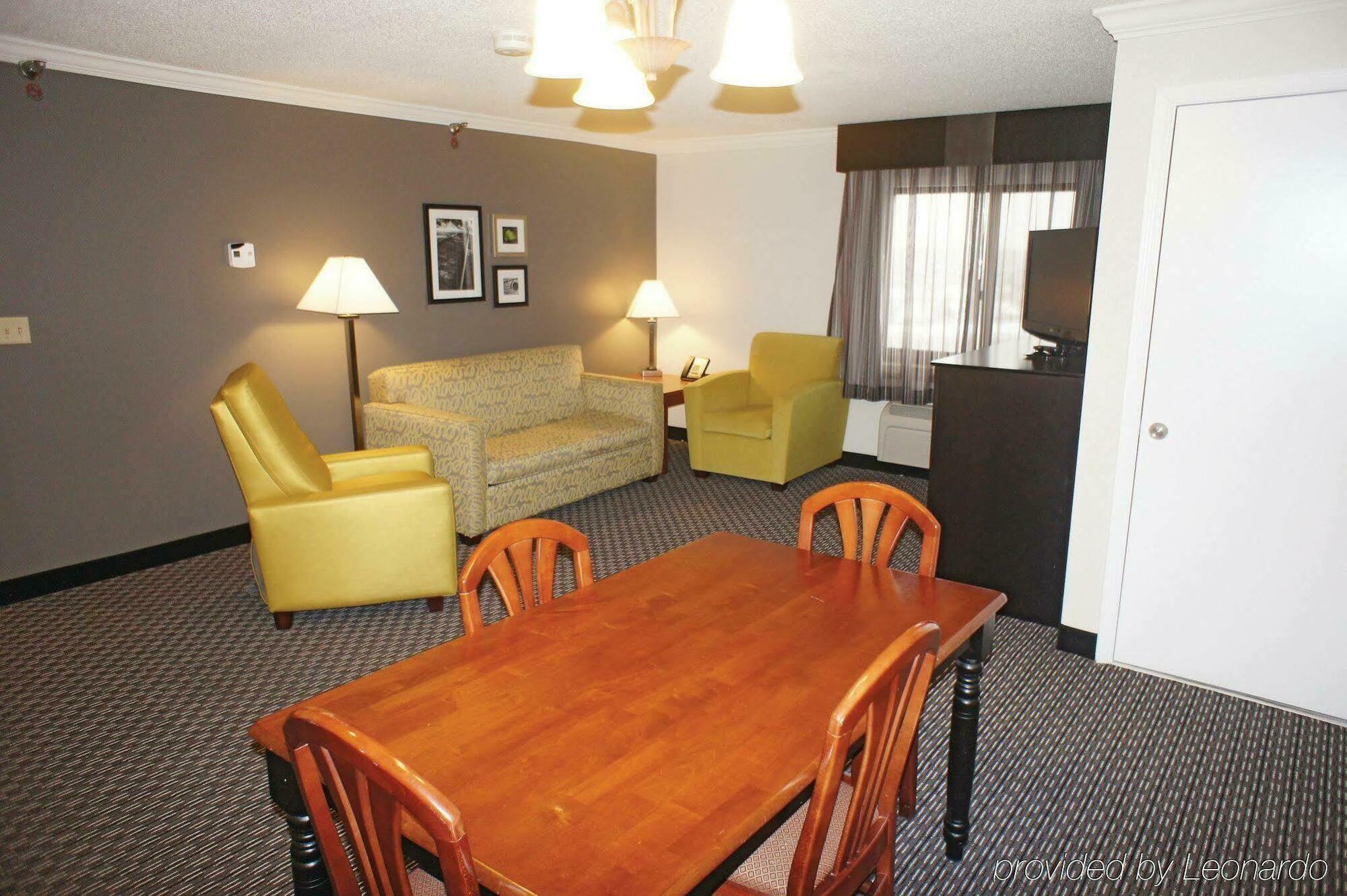 La Quinta By Wyndham Cleveland - Airport North Hotel Екстериор снимка